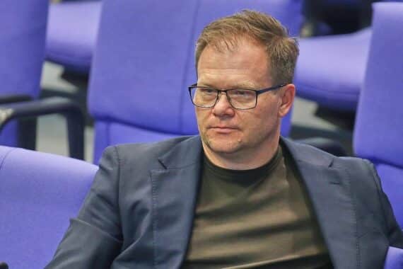 Bundes- und Thüringer Umweltminister besichtigen Gewässerprojekt zur Förderung von Naturschutz und Auenentwicklung.