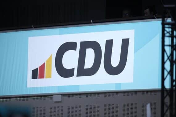 CDU-Logo vor schleswig-holsteinischem Landtag, Kritik an Opposition wegen Northvolt-Gutachten.