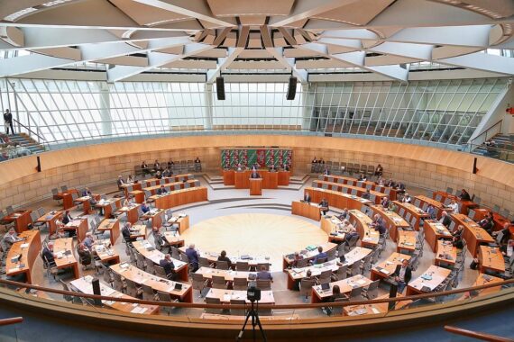 Sitzung im NRW-Landtag mit Politikern, die über Untersuchungsausschuss und Oppositionskritik diskutieren.