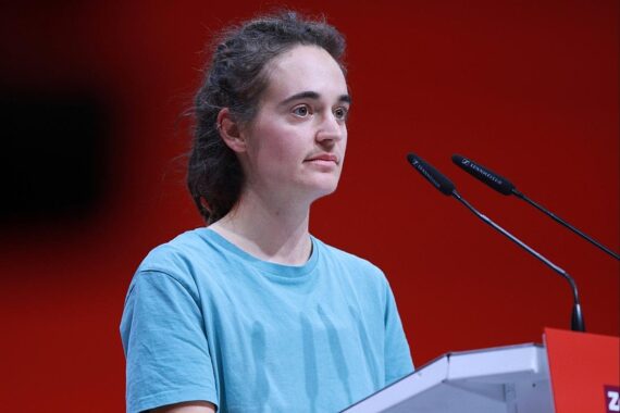 Carola Rackete gibt Mandat im Europaparlament aus persönlichen Gründen ab, unterstützt Erneuerungsprozess.