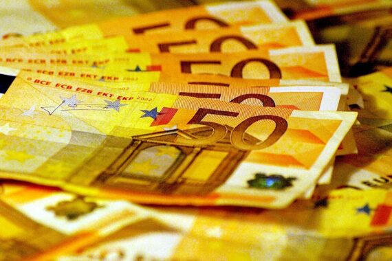 Zwei Führungspersönlichkeiten stehen symbolisch für Investitionen und wirtschaftliche Erneuerung in Deutschland.