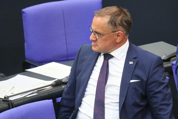 Tino Chrupalla diskutiert AfD-Benimmregeln zur Professionalität in der Bundestagsfraktion.