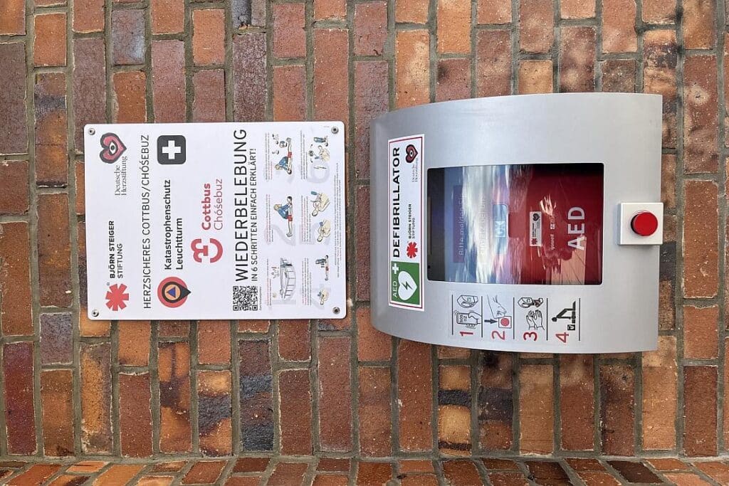 Cottbus fördert Herzsicherheit mit 26 neuen Defibrillatoren