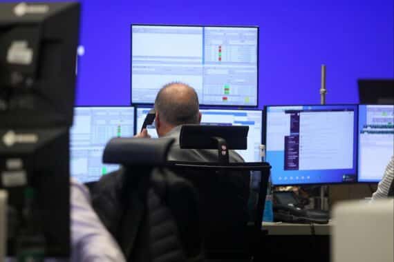 Frankfurter Börse: Dax in Rekordlaune, Anleger optimistisch trotz anhaltender Zölle und bevorstehender Berichtssaison.