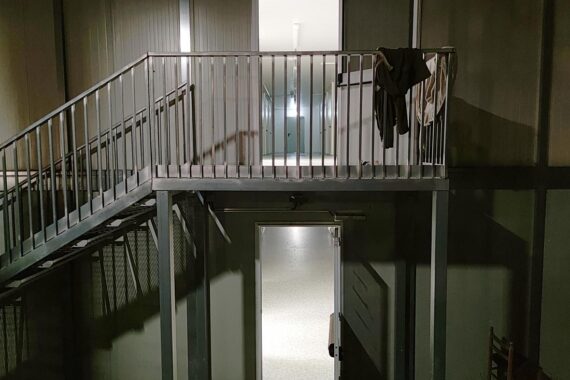 Asylbewerberunterkunft in Deutschland, symbole für Integration und humanitäre Verantwortung in Krisenzeiten.