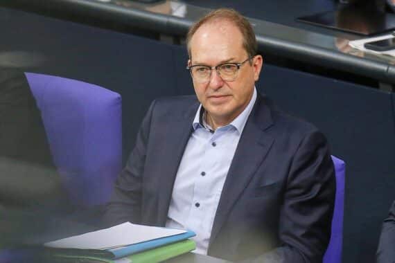 Alexander Dobrindt kritisiert digitale Einbürgerungsanträge; fordert persönliche Vorsprache zur Wahrung von Kriterien.