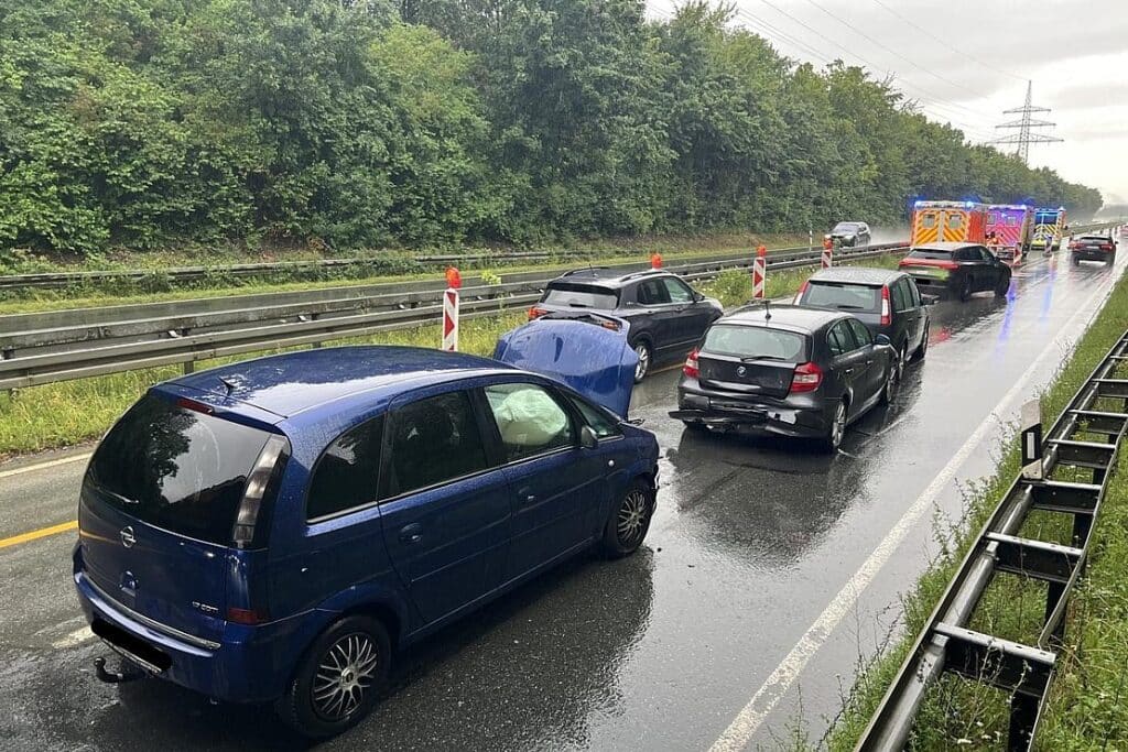 Drei Autos auf B64 bei Paderborn kollidiert