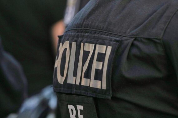 Drei Frauen im Nachtbus werden von einer Gruppe junger Männer sexuell belästigt.