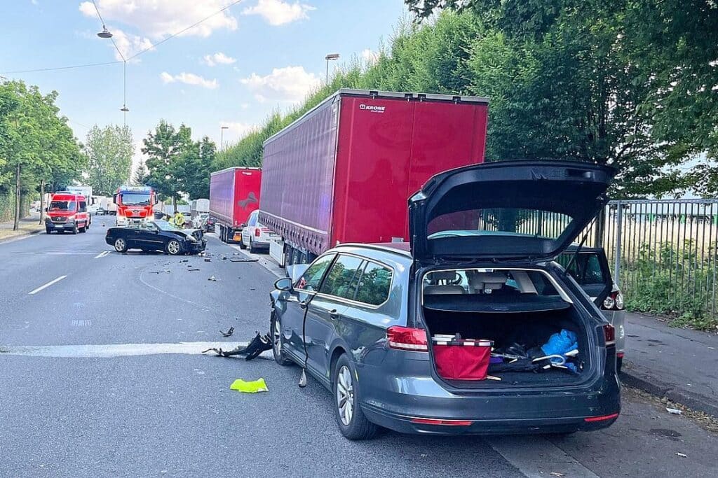 Drei Verletzte bei Frontalzusammenstoß in Langenfeld