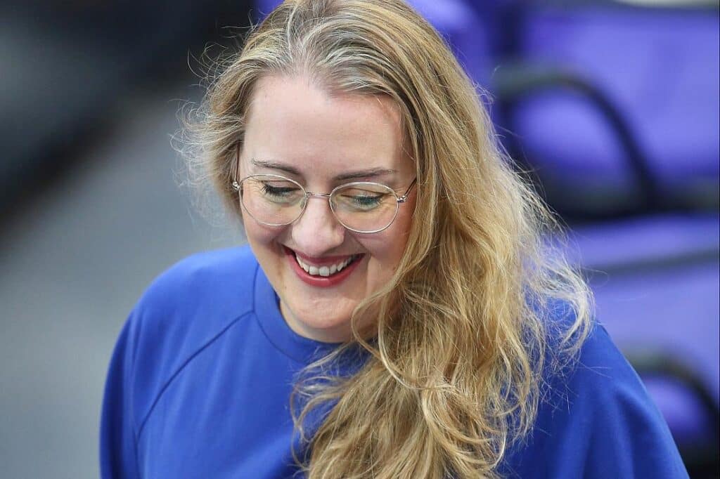 Dröge will Preis für Deutschland-Ticket wieder auf 49 Euro senken