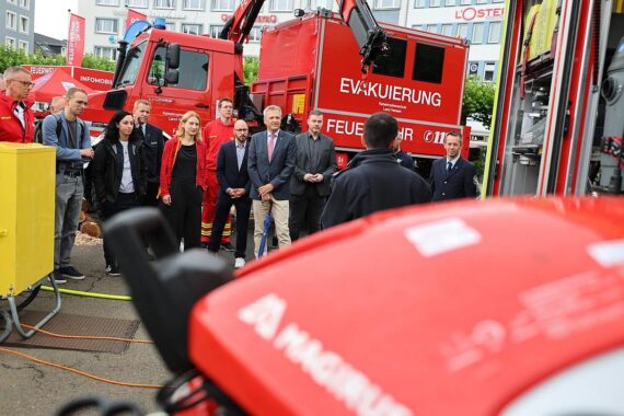 Zusammenkunft von Politikern und Rettern, Diskussion über Ausstattung für Brand- und Katastrophenschutz.
