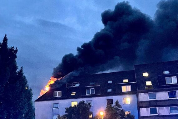 Brand zerstört Dachgeschosswohnung in Essen-Altenessen; Einsatzkräfte kämpfen gegen Flammen und Rauch.