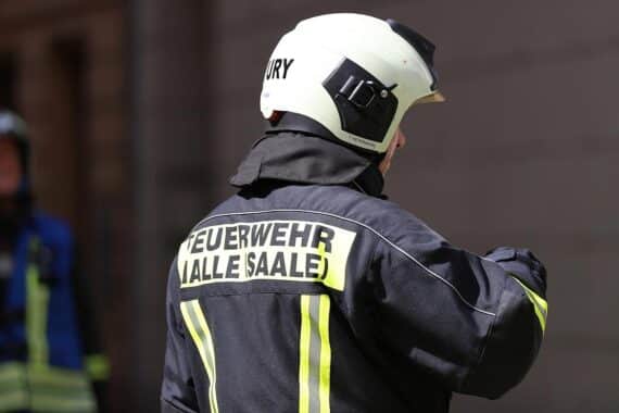 Ein Feuerwehrhaus mit Einsatzfahrzeug, Polizei und Ermittlungen zu Einbruch und Diebstahl.