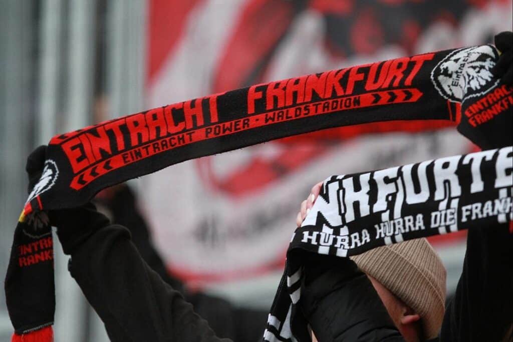 Eintracht Frankfurt bindet drei Talente mit Profiverträgen