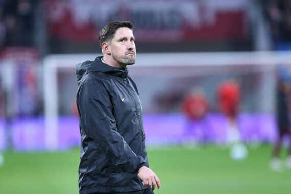 Vier Co-Trainer von Eintracht Frankfurt feiern Vertragsverlängerung bis 2028 – Teamgeist und Kontinuität.