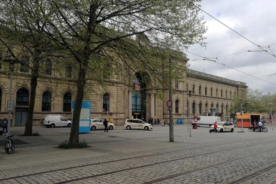 Vollsperrung der Elbuferpromenade: Schäden an Ufermauer, Sicherheit der Bürger steht im Fokus.