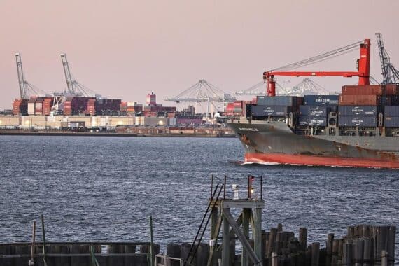 Industrieanlagen mit einem Fokus auf wirtschaftliche Unsicherheit durch US-Politik und Weltwirtschaftslage.