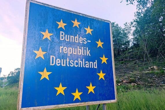 Grenzschild der Bundesrepublik Deutschland, symbolisiert Herausforderungen bei Kontrollen under extremer Hitze.