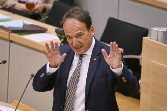 Andreas Silbersack fordert Klarheit zu Justizvollzugsanstalt Neubau in Halle: Verantwortung und Planungssicherheit.