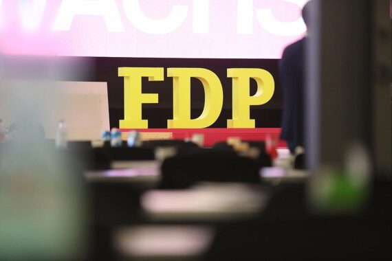 FDP fordert Waschbärenbekämpfung: Logo auf Parteitag zeigt Initiative gegen invasive Arten.