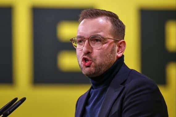 Zyon Braun kritisiert die Staatssekretärs-Berufung: Lehrermangel gefährdet Schuljahresstart in Brandenburg.