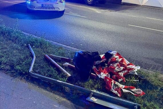 Tödlicher Autounfall in Detmold: Einsatzkräfte, verunfalltes Fahrzeug, abgesperrte Unfallstelle.