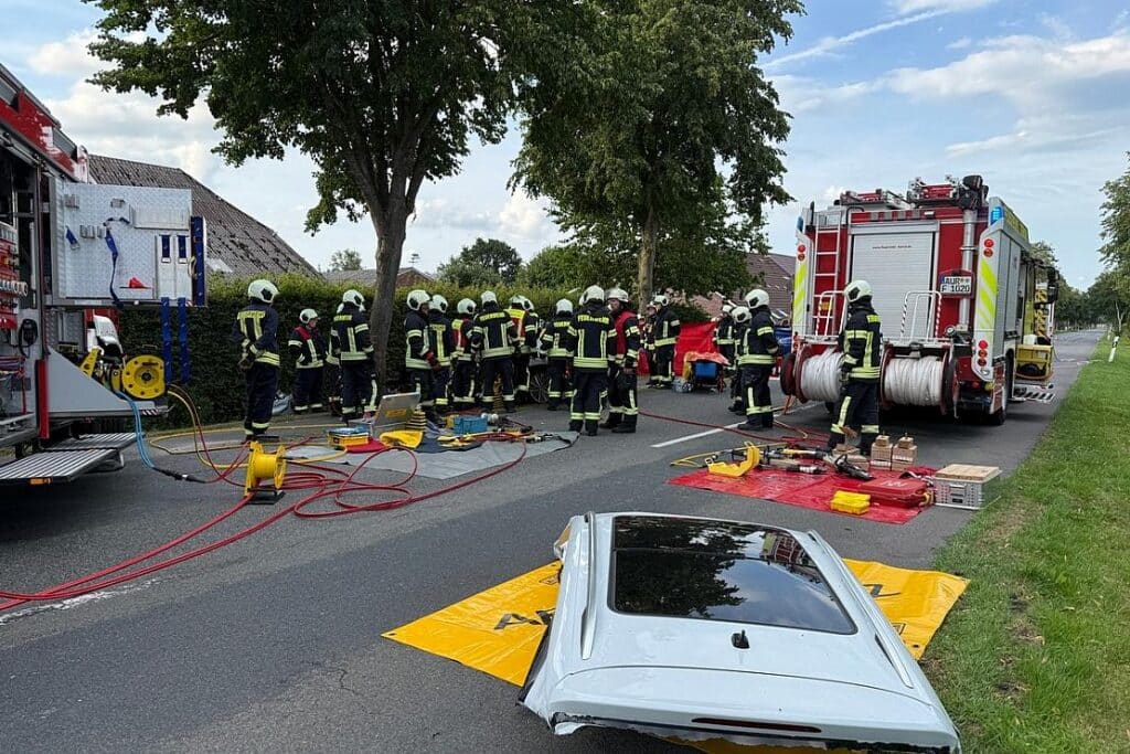 Fahrerin nach Baumunfall in Aurich-Wallinghausen schwer verletzt