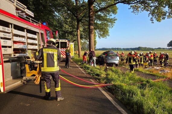 Rettungsdienst und Feuerwehr befreien verunglückte Fahrerin aus eingeklemmtem Ford Focus.