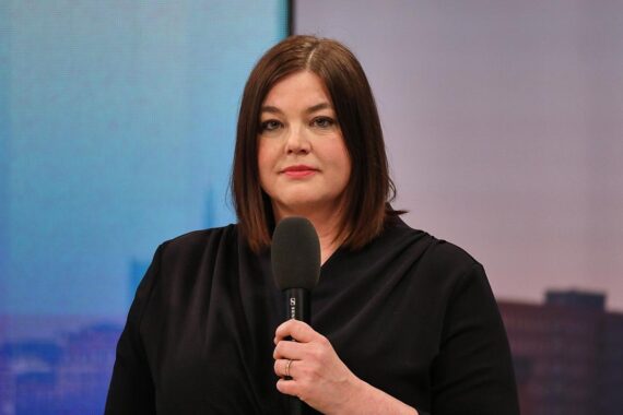 Katharina Fegebank kritisiert Bundesregierung wegen unsicherer Energiepolitik und fördert Wärmepumpen.