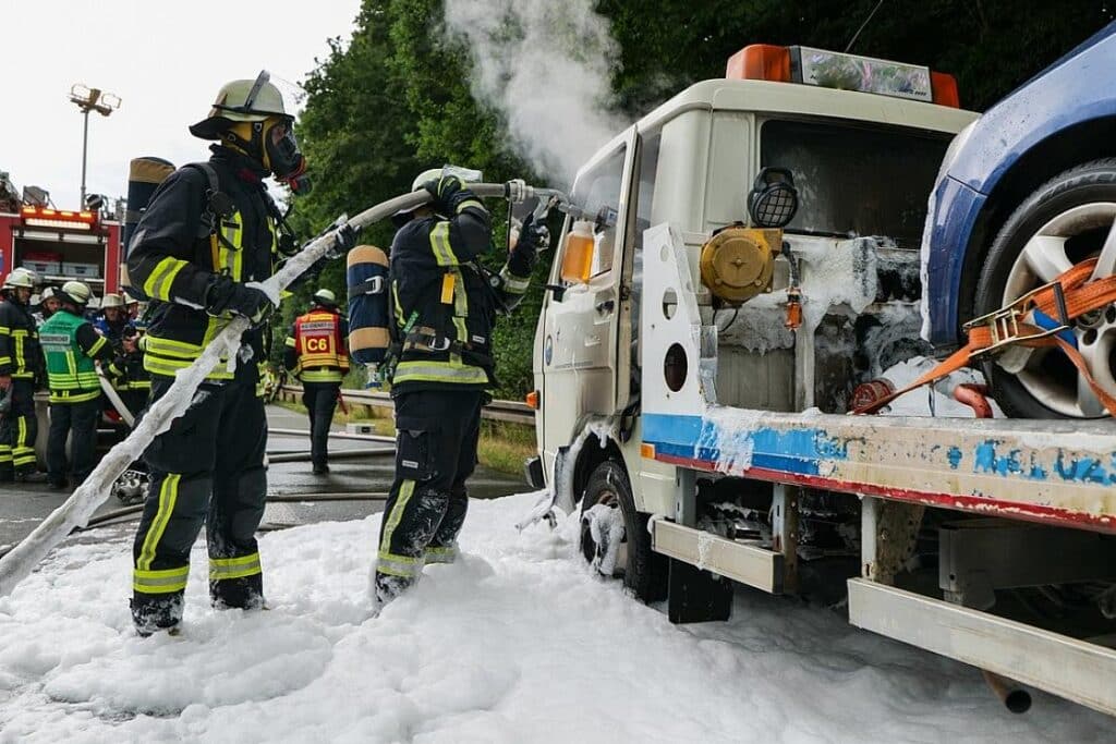 Feuerwehr Bremen verhindert Schlimmeres bei Fahrzeugbrand auf B236 bei Dortmund