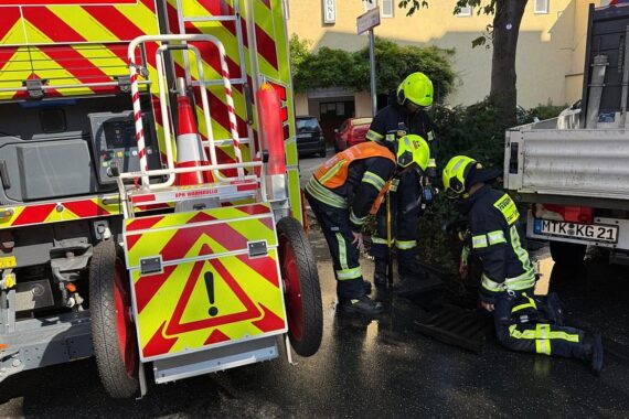 Feuerwehr rettet Person aus Dornengestrüpp bei extremer Hitze in Hattersheim am Main.
