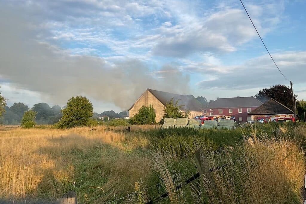 Feuerwehr bekämpft Scheunenbrand in Dortmund-Scharnhorst