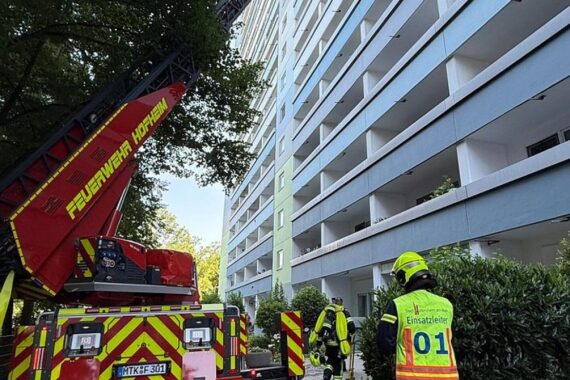 Feuerwehr rettet Menschen und Tiere aus Hochhausbrand in Hattersheim-Okriftel.