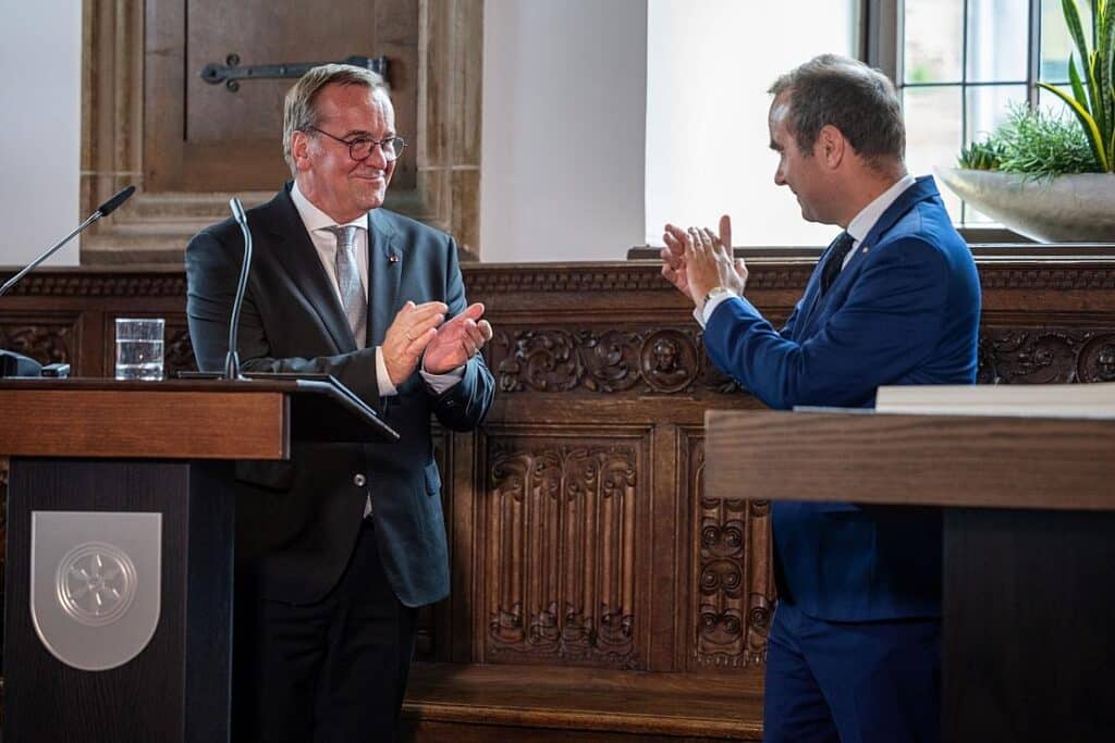 Französischer Verteidigungsminister trägt sich in Osnabrück ins Goldene Buch ein