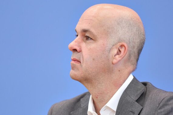 Marcel Fratzscher diskutiert Wirtschaftsthemen mit Kanzler und Managern im Kanzleramt.