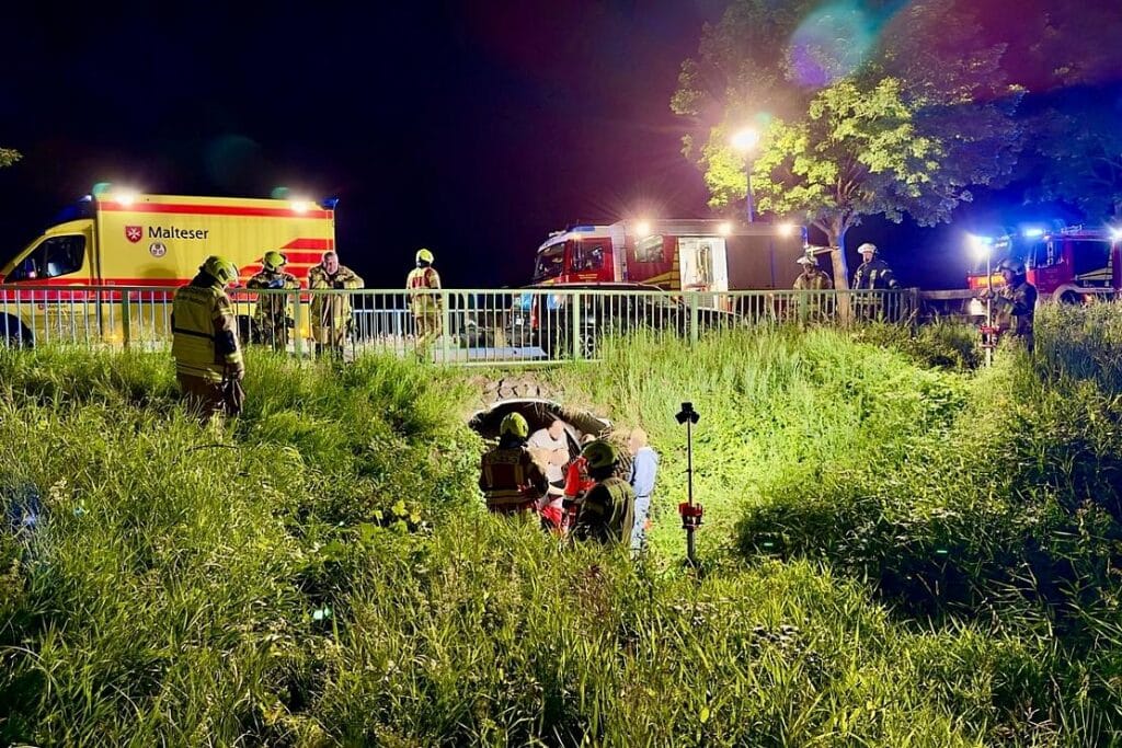 Frau stürzt bei Autotreffen in Huntlosen in Entwässerungskanal