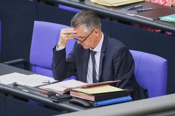 Thorsten Frei diskutiert Schuldenbremse und Koalitionspolitik in Berlin, skeptisch gegenüber der Linken.