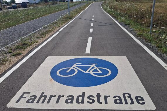Neuer, begrünter Tunneldeckenpark in Friedrichshafen fördert Rad- und Fußverkehr mit 1,13 Millionen Euro.