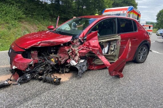 Zwei zerstörte Pkw nach frontalem Zusammenstoß auf der B 420 in Niedermoschel.