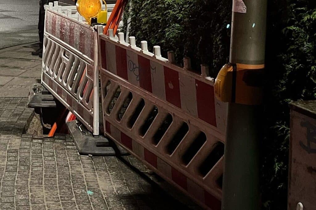 Fußgänger stürzt in ungesicherte Baugrube in Bielefeld
