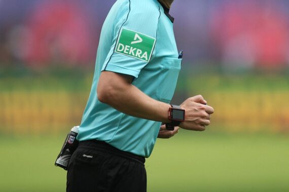 Schiedsrichter des DFB diskutieren rechtliche Ansprüche vor Arbeitsgerichten in Köln.