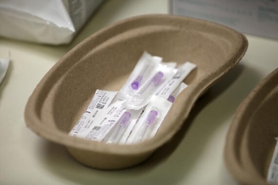 Bereitgelegte Impfspritzen symbolisieren den Appell zur Hepatitis-B-Impfung in Bayern.