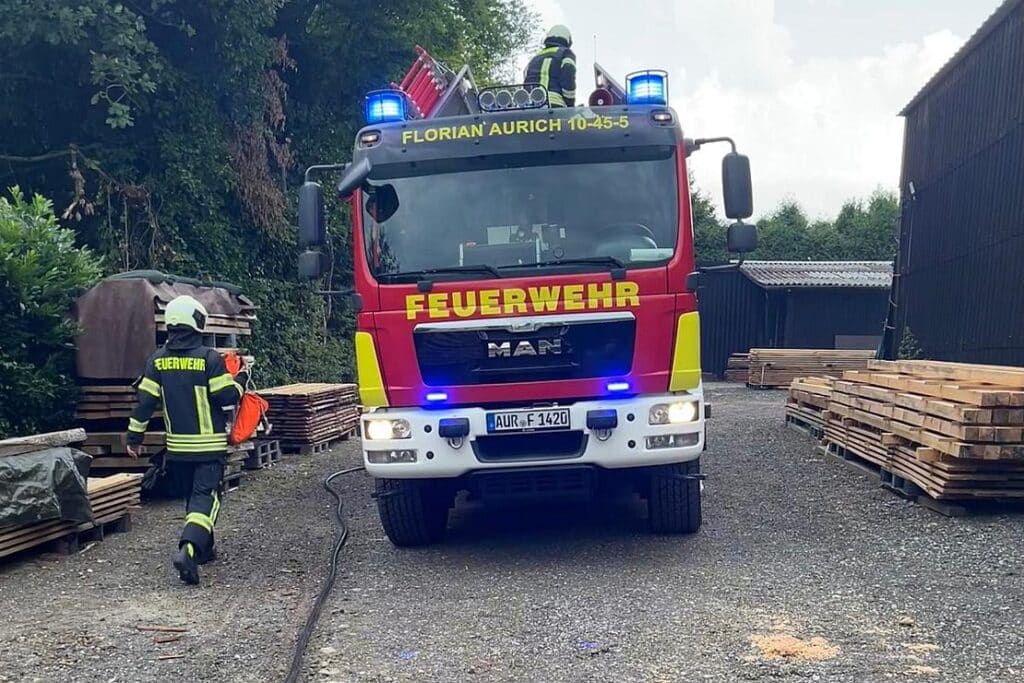 Großalarm in Aurich-Dietrichsfeld wegen Brand in Lagerhalle