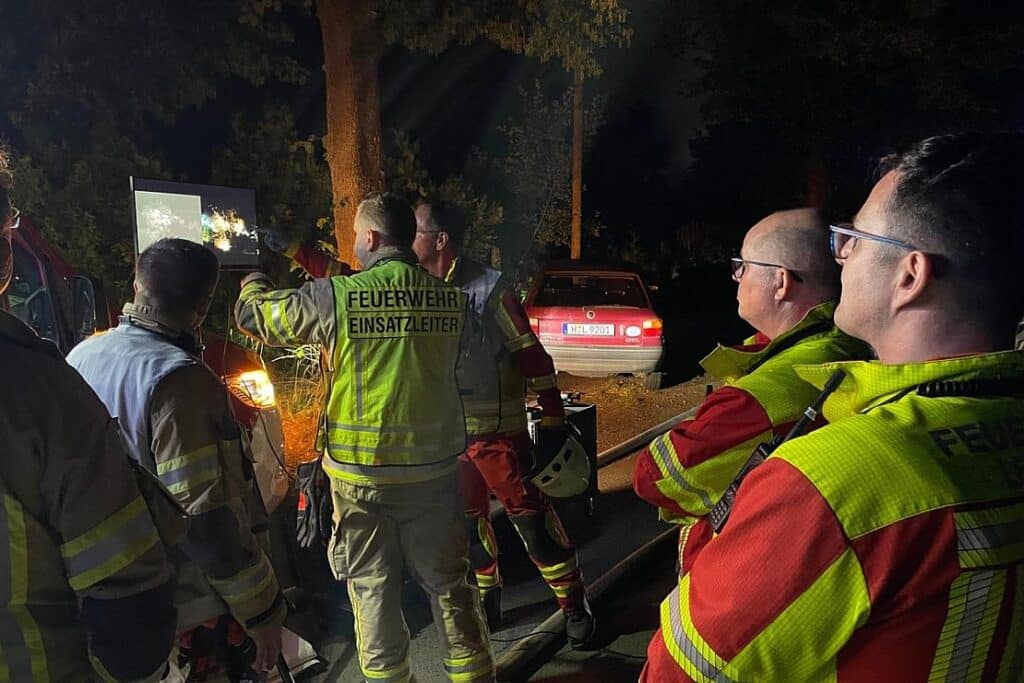 Großbrand in Lehrte durch explodierende Gasflaschen erschwert