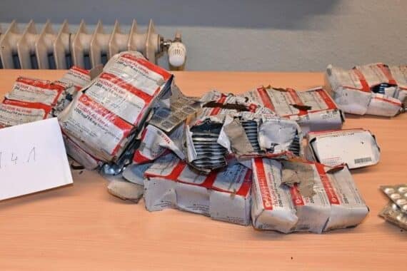 Taschen und Rucksäcke mit Betäubungsmitteln am Ufer der Aue in Horneburg.