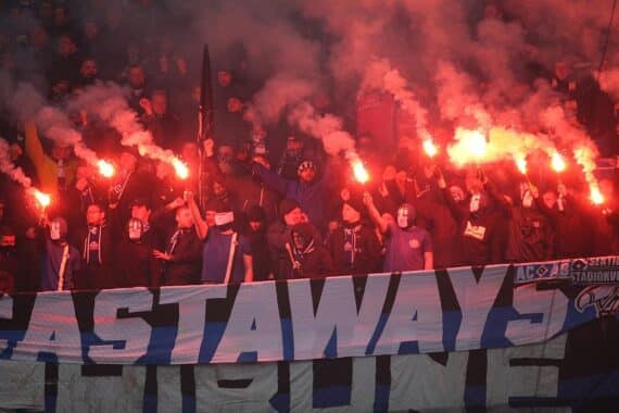 HSV-Fans mit Pyrotechnik, unterlegen mit Polizei und Ermittlungen zu Stadionverboten.
