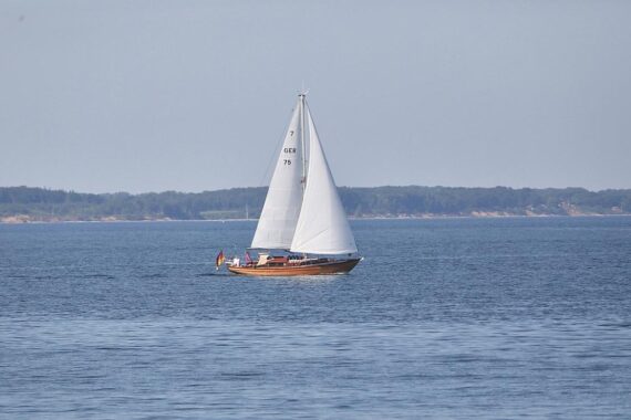 Segelboot auf der Ostsee, symbolisiert gefährdete Fischbestände und Umweltschutzaufruf.
