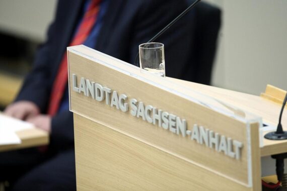 Grünen-Fraktion weist Kritik zurück; Diskussion um rechtswidrige Zahlungen im Landtag Sachsen-Anhalt.