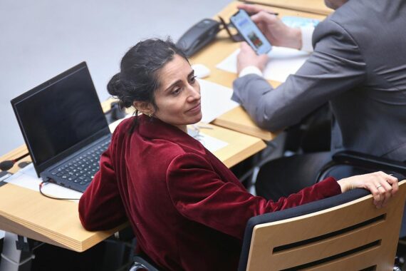 Bahar Haghanipour fordert mehr Schutzplätze für Frauen vor Gewalt im Berliner Abgeordnetenhaus.
