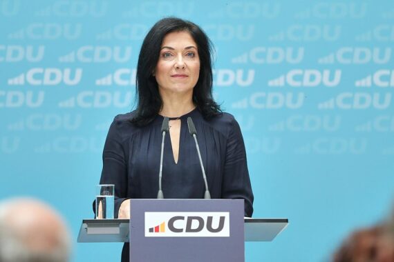 Katherina Reiche diskutiert Gaskraftwerke, während Franziska Brantner neue Technologien und Abhängigkeiten kritisch anspricht.